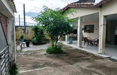 Imagem: A casa possui 2 Dormitórios, 1 Banheiro, 2 Vagas na garagem