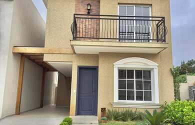 Imagem: A casa em condomínio possui 3 Dormitórios, 1 Banheiro, 2 Vagas