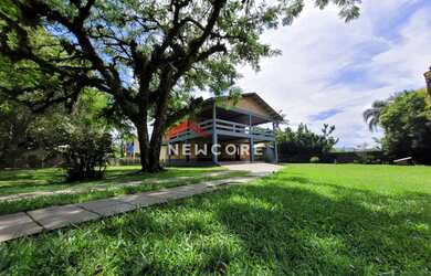 Imagem: A casa possui 5 Dormitórios, 3 Banheiros, 2 Vagas na garagem