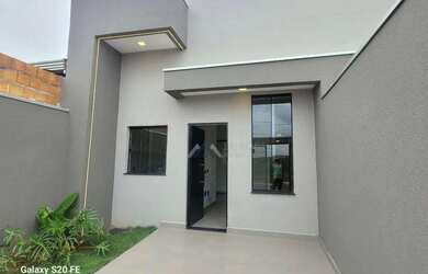 Imagem: A casa possui 3 Dormitórios, 2 Banheiros, 1 Vaga na garagem