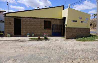 Imagem: A casa possui 3 Dormitórios, 1 Banheiro, 2 Vagas na garagem