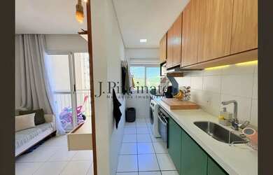 Imagem: O apartamento possui 2 Dormitórios, 1 Banheiro, 1 Vaga na garagem