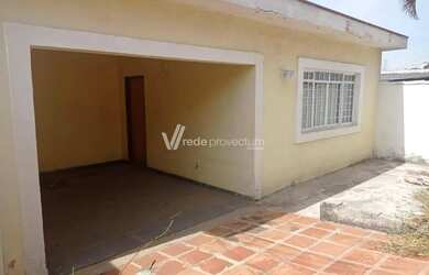 Imagem: A casa possui 3 Dormitórios, 1 Banheiro, 3 Vagas na garagem