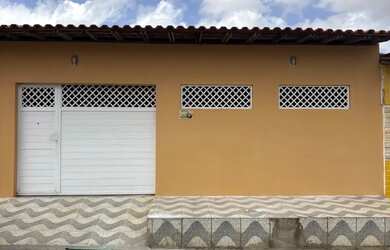 Imagem: A casa possui 3 Dormitórios, 2 Banheiros, 2 Vagas na garagem