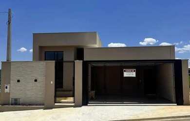 Imagem: A casa possui 3 Dormitórios, 3 Banheiros, 2 Vagas na garagem