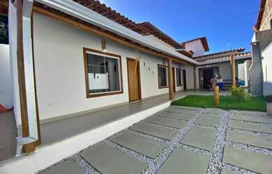 Imagem: A casa possui 3 Dormitórios, 4 Banheiros, 2 Vagas na garagem