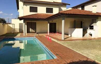 Imagem: A casa em condomínio possui 4 Dormitórios, 4 Banheiros, 4