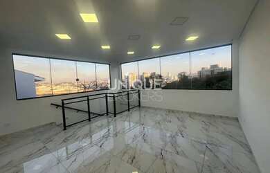 Imagem: A casa possui 3 Dormitórios, 4 Banheiros, 2 Vagas na garagem