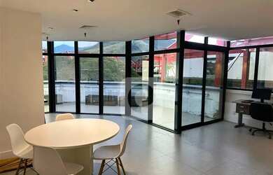 Imagem: O depósito possui 1 Vaga na garagem, 80m² de Área e está