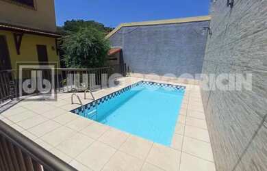 Imagem: A casa possui 4 Dormitórios, 5 Banheiros, 4 Vagas na garagem