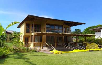 Imagem: A casa possui 4 Dormitórios, 5 Banheiros, 2 Vagas na garagem