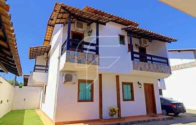 Imagem: A casa possui 4 Dormitórios, 1 Banheiro, 2 Vagas na garagem