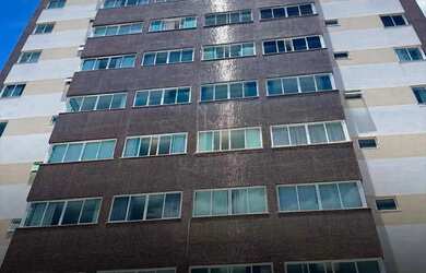 Imagem: O apartamento possui 3 Dormitórios, 1 Banheiro, 2 Vagas na