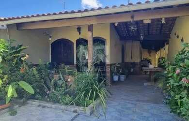 Imagem: A casa possui 3 Dormitórios, 3 Banheiros, 2 Vagas na garagem