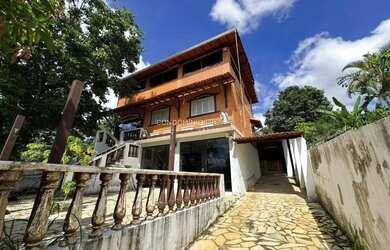Imagem: A casa possui 4 Dormitórios, 5 Banheiros, 5 Vagas na garagem