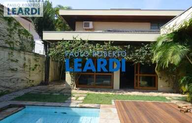 Imagem: A casa possui 4 Dormitórios, 5 Banheiros e 480m² de Área