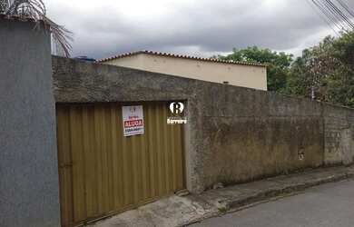 Imagem: A casa possui 2 Dormitórios, 1 Banheiro, 2 Vagas na garagem