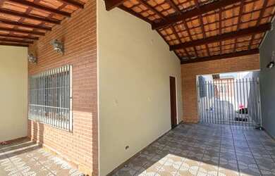 Imagem: A casa possui 3 Dormitórios, 3 Banheiros, 4 Vagas na garagem