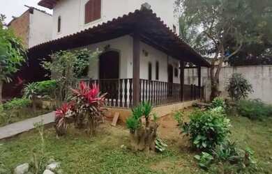 Imagem: A casa possui 3 Dormitórios, 1 Banheiro, 5 Vagas na garagem