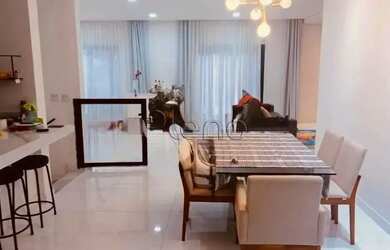 Imagem: A casa possui 3 Dormitórios, 3 Banheiros, 4 Vagas na garagem