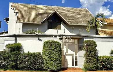 Imagem: A casa possui 5 Dormitórios, 5 Banheiros, 3 Vagas na garagem