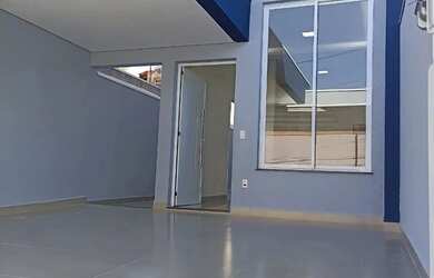 Imagem: A casa possui 2 Dormitórios, 2 Banheiros, 2 Vagas na garagem