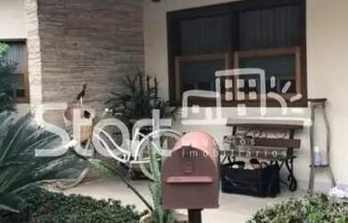 Imagem: A casa em condomínio possui 4 Dormitórios, 4 Banheiros, 4