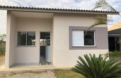 Imagem: A casa possui 2 Dormitórios, 1 Banheiro, 2 Vagas na garagem