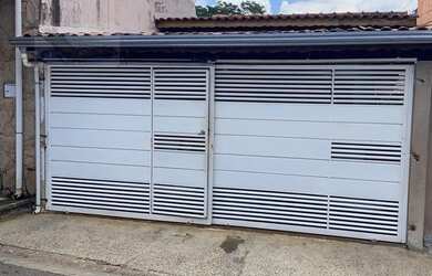 Imagem: A casa possui 4 Dormitórios, 2 Banheiros, 2 Vagas na garagem