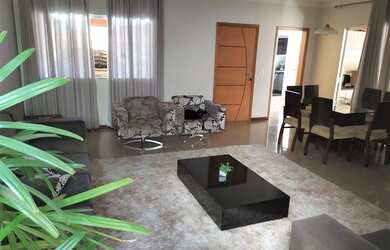 Imagem: A casa possui 3 Dormitórios, 3 Banheiros, 2 Vagas na garagem