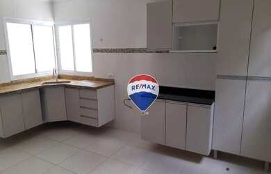 Imagem: A casa possui 3 Dormitórios, 4 Banheiros, 2 Vagas na garagem