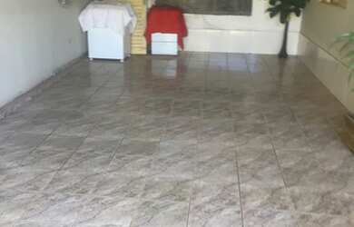 Imagem: A casa possui 2 Dormitórios, 2 Banheiros, 2 Vagas na garagem