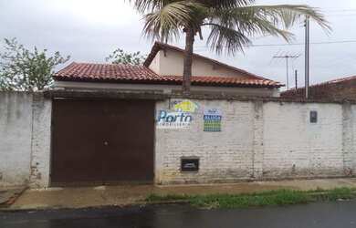 Imagem: A casa possui 3 Dormitórios, 2 Banheiros, 1 Vaga na garagem