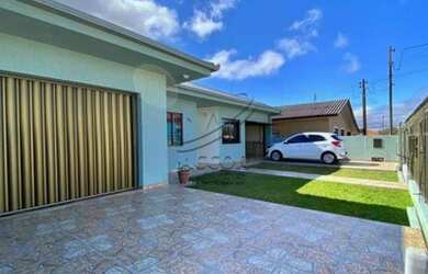 Imagem: A casa possui 3 Dormitórios, 3 Banheiros, 4 Vagas na garagem