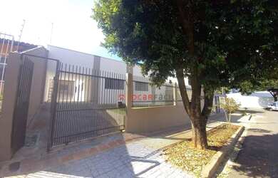 Imagem: A casa possui 5 Dormitórios, 3 Banheiros, 4 Vagas na garagem