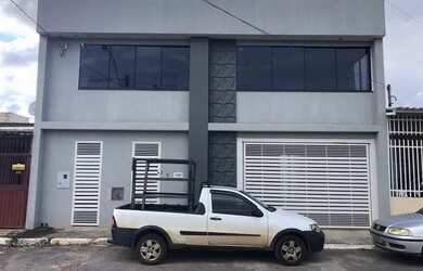 Imagem: A casa possui 3 Dormitórios, 5 Banheiros, 2 Vagas na garagem