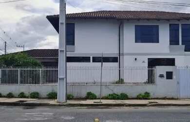 Imagem: A casa possui 4 Dormitórios, 2 Banheiros, 2 Vagas na garagem