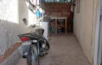 Imagem: A casa possui 2 Dormitórios, 1 Banheiro, 1 Vaga na garagem