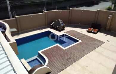 Imagem: A casa possui 3 Dormitórios, 3 Banheiros, 5 Vagas na garagem