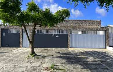 Imagem: A casa possui 3 Dormitórios, 3 Banheiros, 4 Vagas na garagem