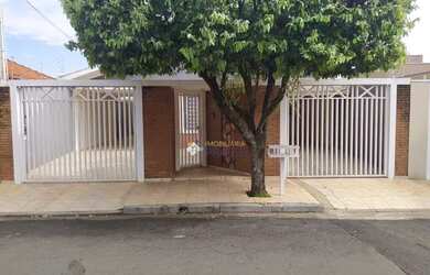 Imagem: A casa possui 3 Dormitórios, 3 Banheiros, 200m² de Área