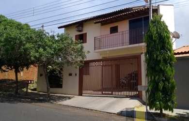 Imagem: A casa possui 3 Dormitórios, 3 Banheiros, 2 Vagas na garagem