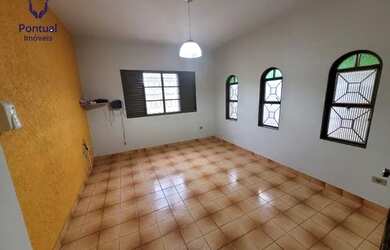 Imagem: A casa possui 3 Dormitórios, 2 Banheiros, 2 Vagas na garagem