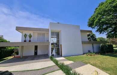 Imagem: A casa em condomínio possui 4 Dormitórios, 5 Banheiros, 3