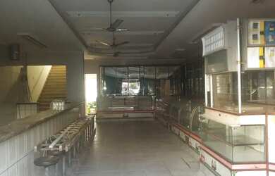 Imagem: O depósito possui 5 Vagas na garagem, 390m² de Área e está