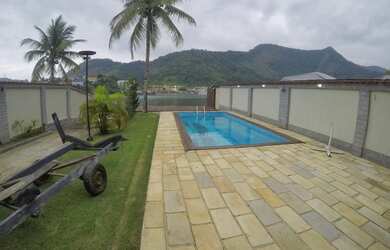 Imagem: A casa possui 4 Dormitórios, 5 Banheiros, 4 Vagas na garagem