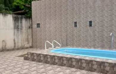 Imagem: A casa possui 2 Dormitórios, 4 Vagas na garagem e está localizado