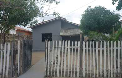 Imagem: A casa possui 2 Dormitórios, 1 Banheiro, 1 Vaga na garagem