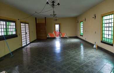 Imagem: A casa possui 3 Dormitórios, 2 Banheiros, 5 Vagas na garagem