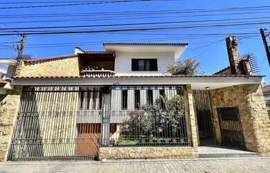 Imagem: A casa possui 4 Dormitórios, 4 Banheiros, 5 Vagas na garagem